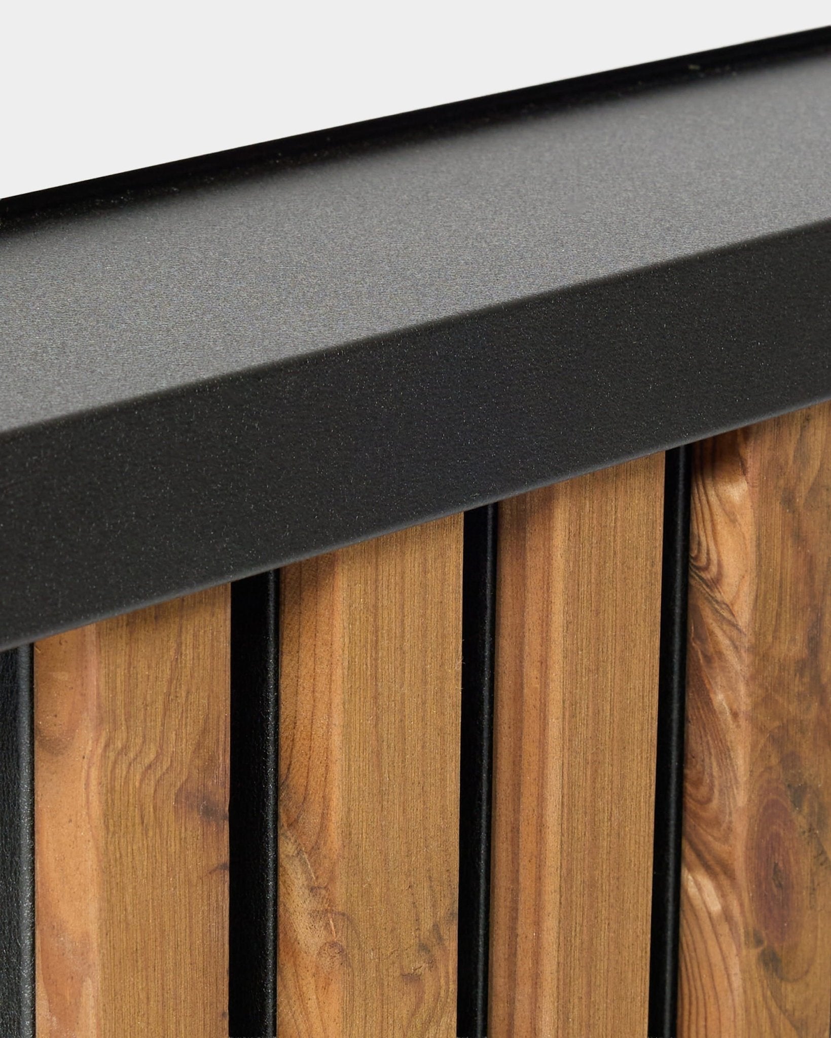 Gros plan sur l’appui de fenêtre du panneau de façade WoodUpp Aluwood, 240 cm, avec des lames de bois vertical et une finition en aluminium thermolaqué pour l’extérieur.