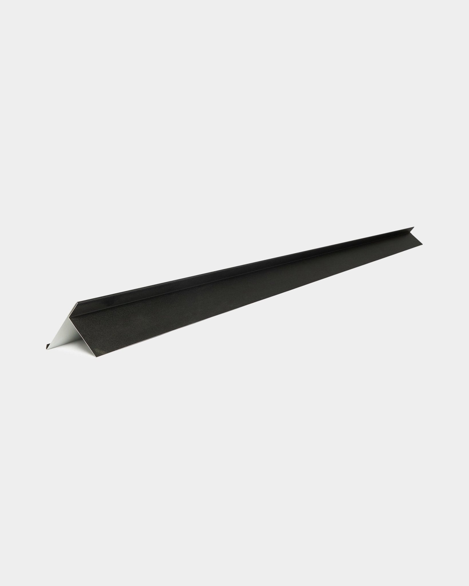 WoodUpp Aluwood Coverage afwerkingsprofiel, 240 cm, black aluminium met witte onderzijde, diagonaal geplaatst op een witte achtergrond. Voor buitengevelpanelen.