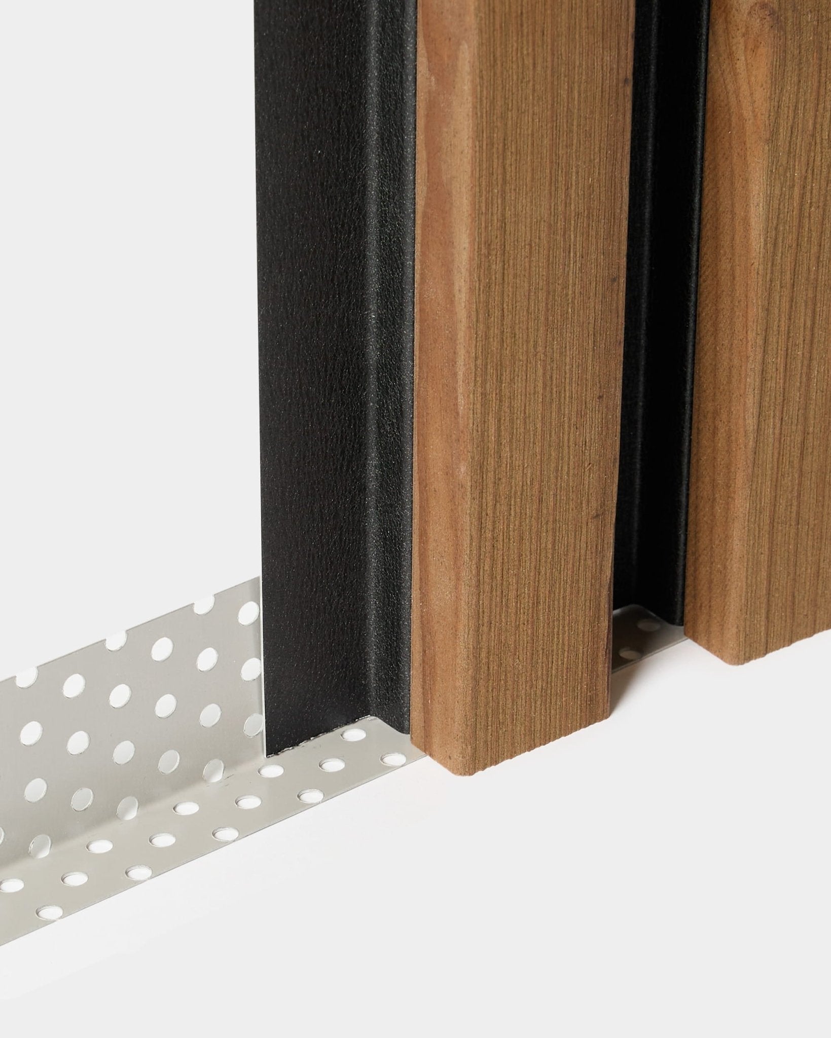 Gros plan d’une installation WoodUpp Aluwood : grille anti-insectes de 240 cm à côté de lattes de façade en bois vertical et d’un panneau black sur fond blanc.