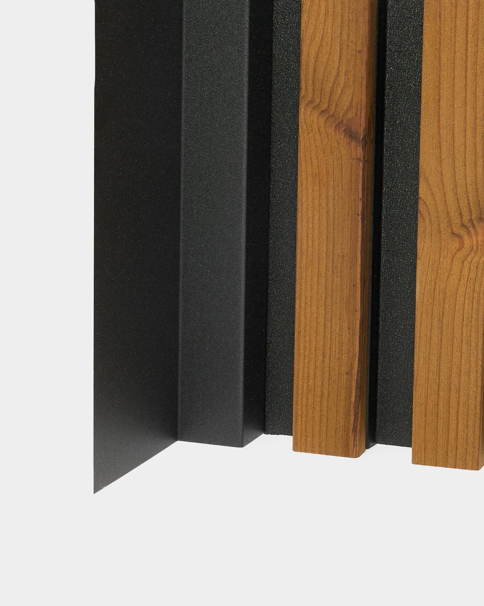 Close-up van de installatie van een WoodUpp Aluwood-gevelpaneel, met vertical black en houten latten met een aluminium eindhoekprofiel van 240 cm.