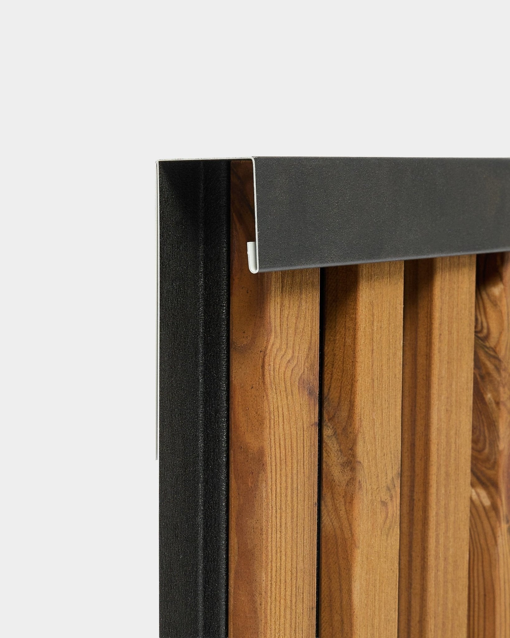 Close-up van het WoodUpp Aluwood 240 cm afwerkingsprofiel met een black aluminium rand voor buitengevelpanelen, getoond op een witte achtergrond.