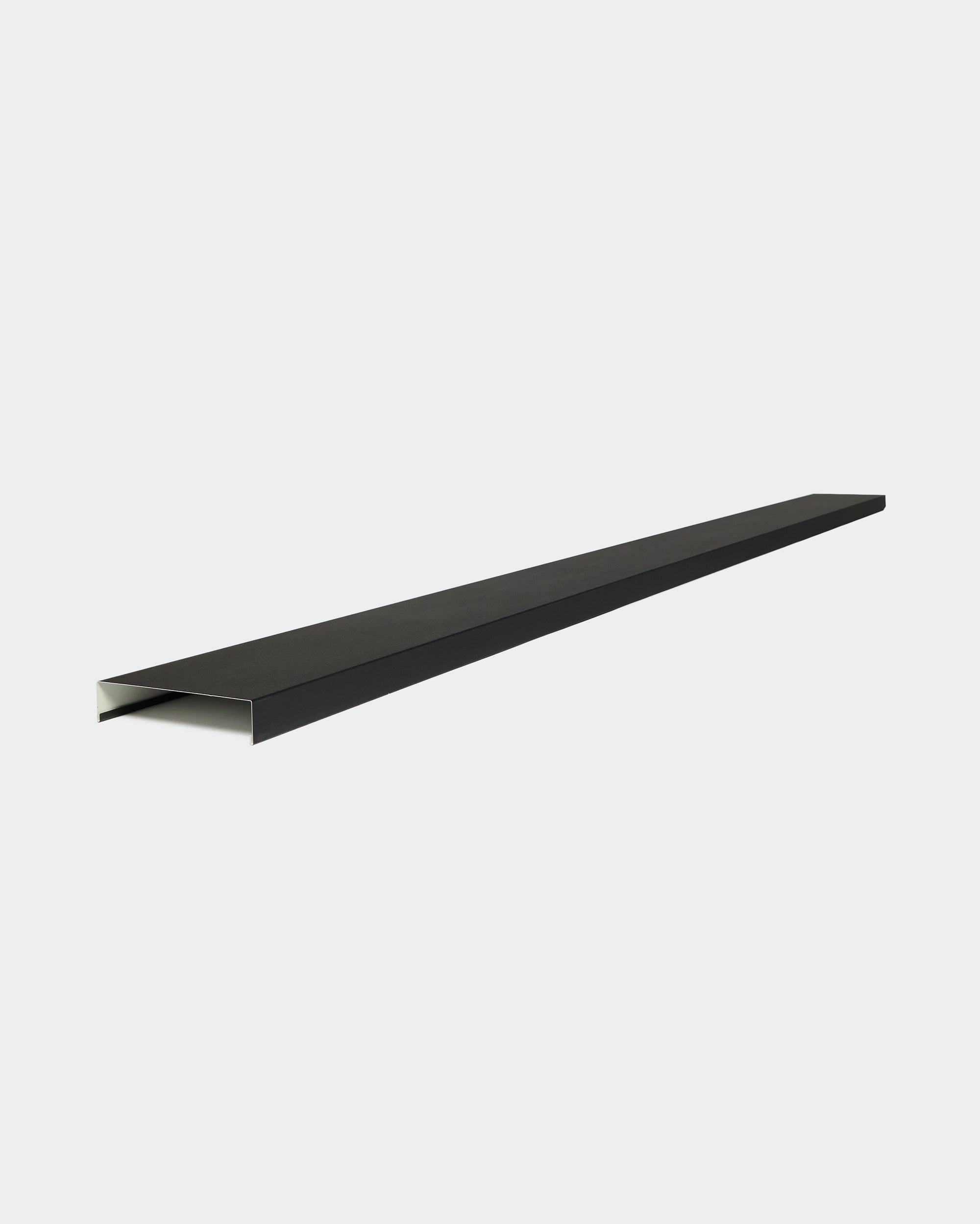 Aluwood Level muurafdekkap van WoodUpp, 240 cm x 25 cm, black gepoedercoat aluminium met U-vormig ontwerp, accessoire voor Aluwood gevelpanelen.