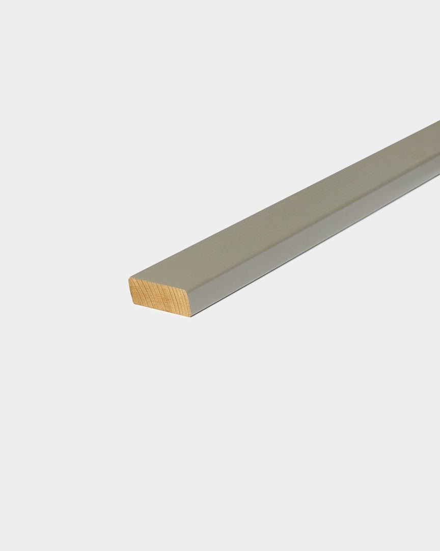 WoodUpp Aluwood/Grey Lamella gevelpaneel, 240x4x1.8cm, met een gladde lichte brown en grey afwerking, ontworpen voor het bekleden van buitenhoeken in Scandinavische gevels.