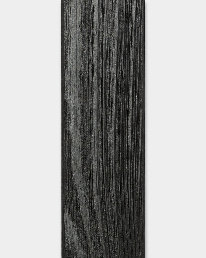 WoodUpp Aluwood Black Lamella-gevelpaneel (240 x 4 x 1.8 cm) met een gestructureerde afwerking, ontworpen voor het bekleden van buitenhoeken van muren.