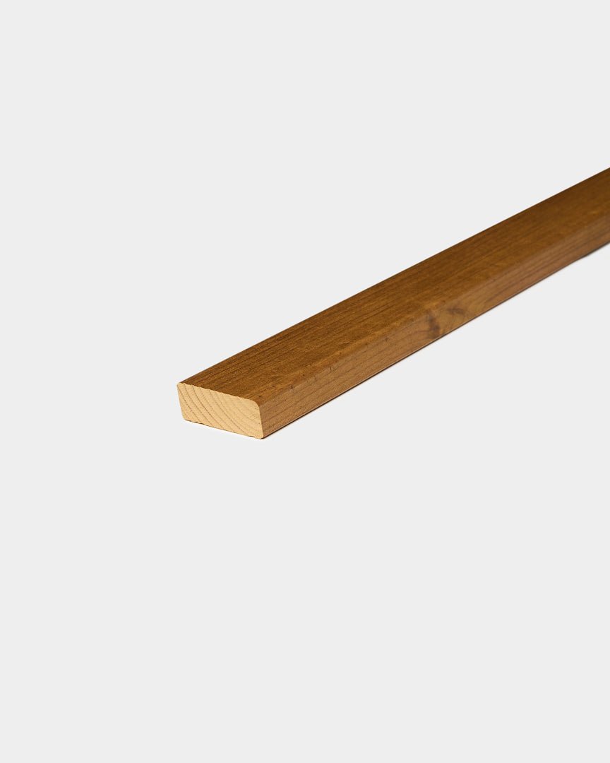 WoodUpp Aluwood geoliede Brown gevel-lamel (240 x 4 x 1,8 cm), weergegeven als buitenhoekelement met een gladde afwerking op een witte achtergrond.