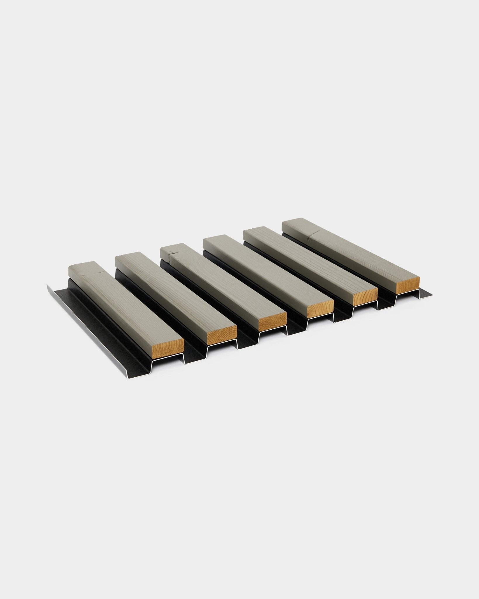 Zes Aluwood gevelpaneelstalen kleurstalen in afwerking grey (45,7 x 27 cm) van WoodUpp worden getoond op black metalen steunen tegen een lichtgrijze achtergrond.