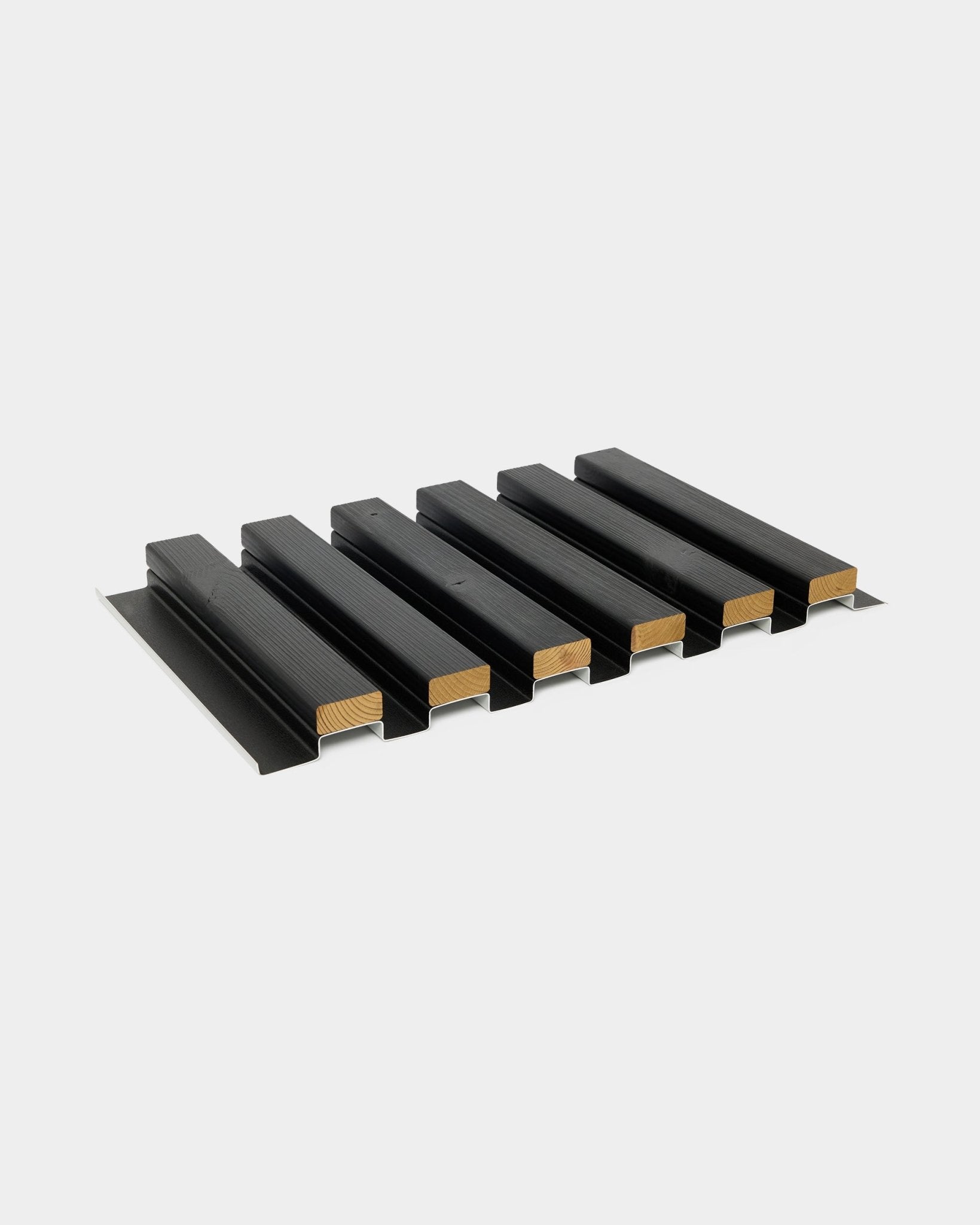 Aluwood gevelpaneelstaal van WoodUpp met zes houten latten in black metalen profielen, formaat 45,7 x 27 cm, weergegeven op een lichtgrijze achtergrond.