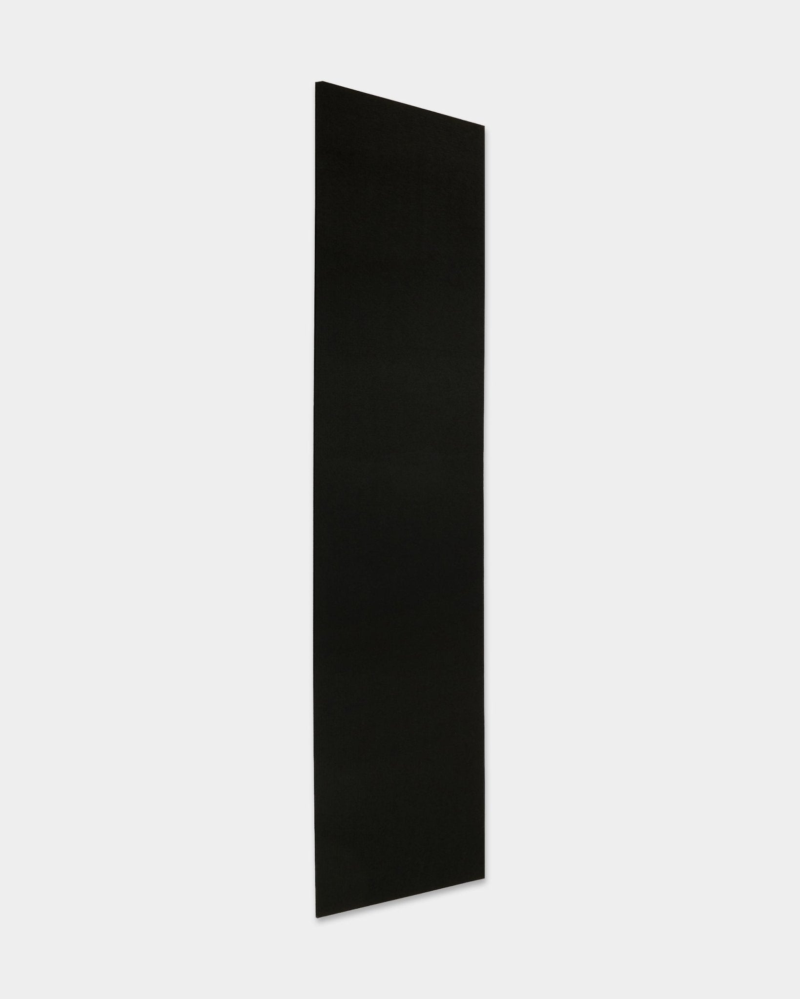 WoodUpp Akupanel Akoestisch paneel in vilt/Black afwerking (240,1 x 59,8 cm) staat rechtop tegen een effen witte achtergrond en laat het Scandinavische minimalistische ontwerp zien.