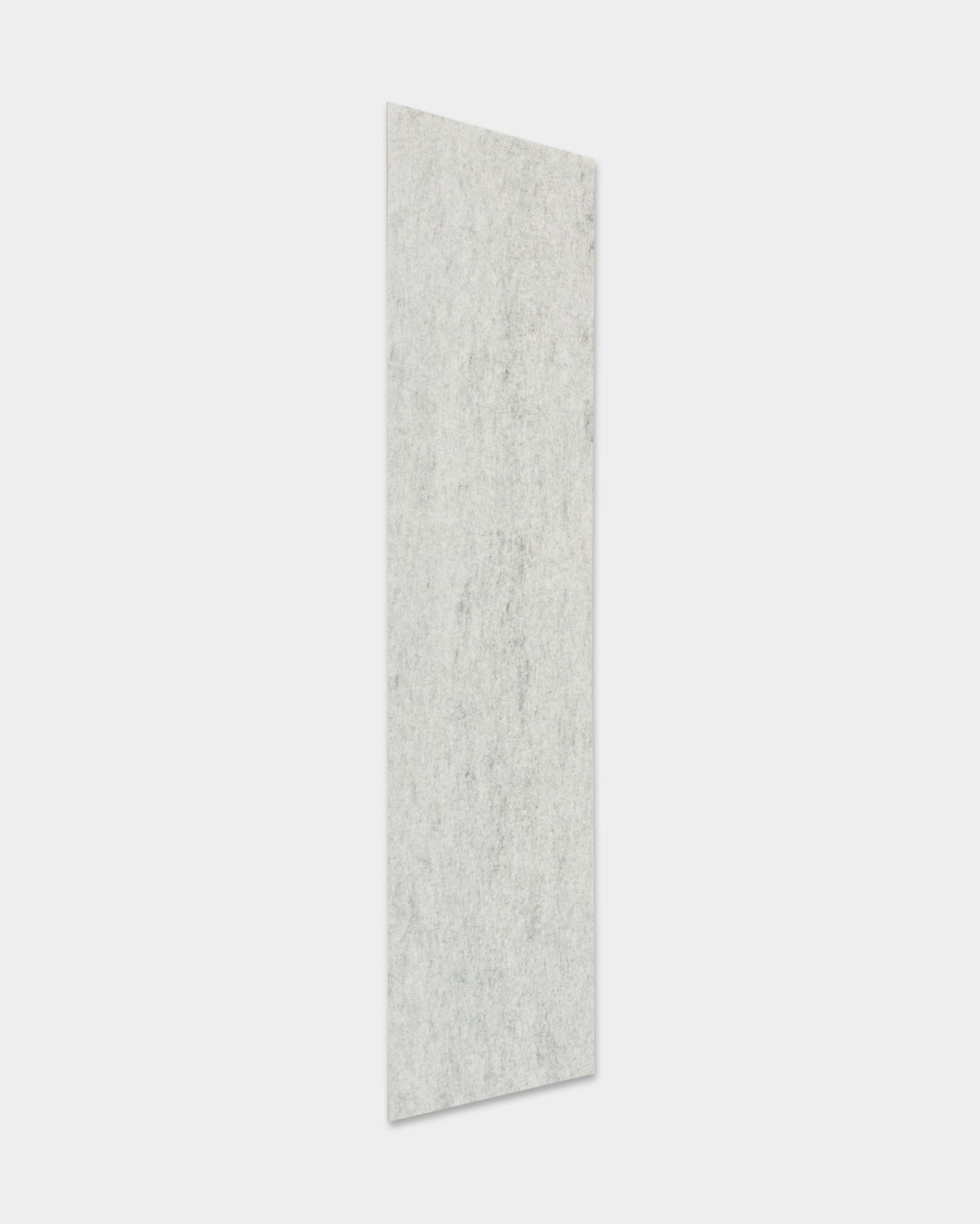 Akupanel Akoestisch paneel van WoodUpp in vilt/Grey, met een afmeting van 240,1 x 59,8 cm, rechtop gepresenteerd tegen een effen witte achtergrond.