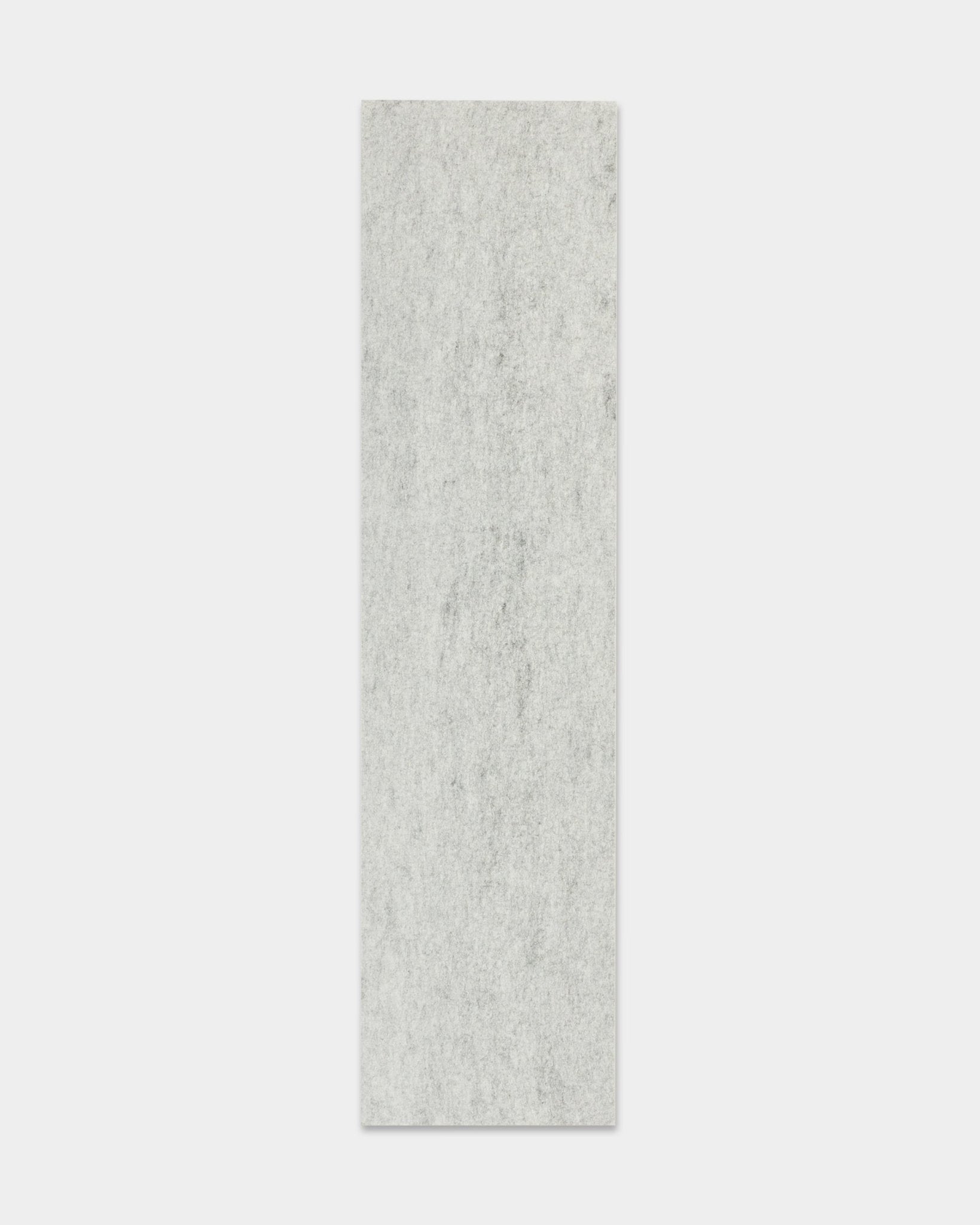 Accessoire d’installation Akupanel : plaque de feutre en grey, 240,1 x 59,8 cm, en plastique recyclé, présentée sur un fond blanc uni.