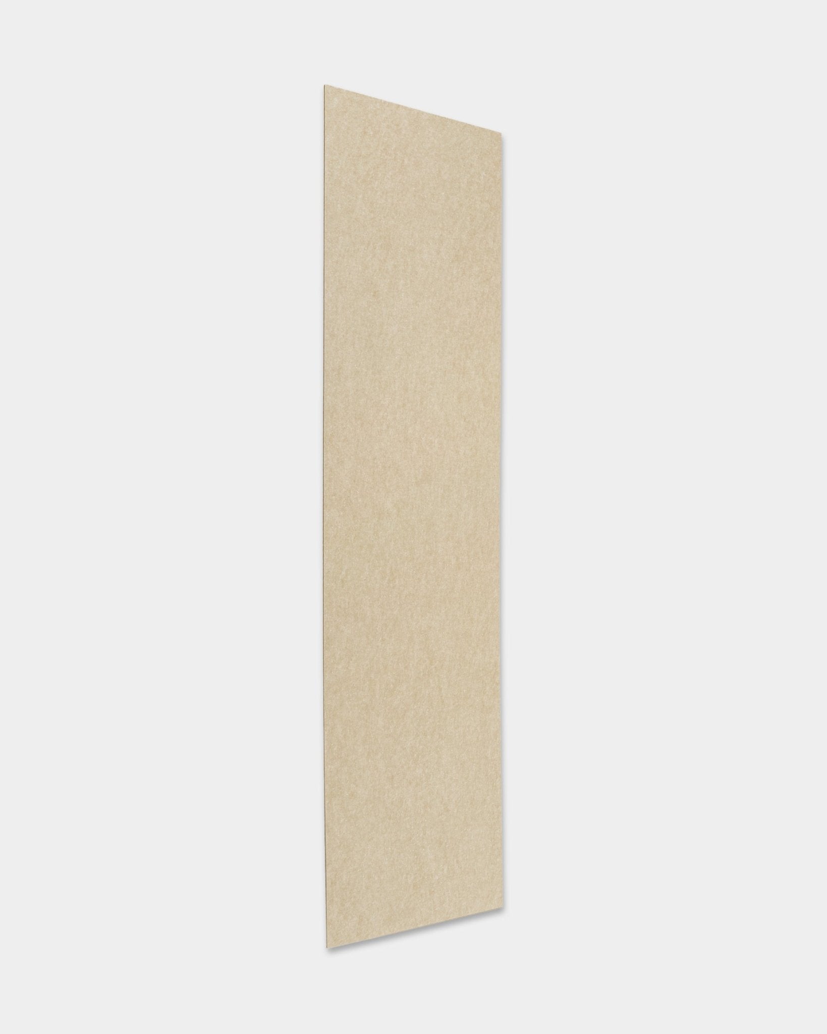 WoodUpp Akupanel akoestisch houten paneel in vilt/beige afwerking (240,1 x 59,8 cm), verticaal gemonteerd tegen een effen lichtgrijze achtergrond.