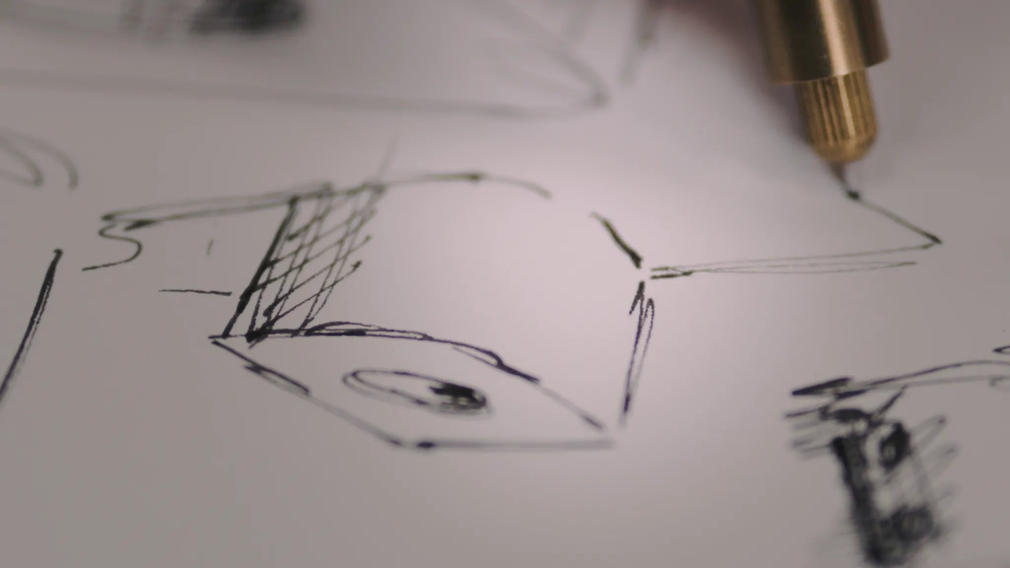 Geometrische lijnen met zwarte inkt vormen abstracte patronen op wit papier en doen denken aan het strakke, minimalistische ontwerp van akoestische houten panelen van Scandinavisch Akupanel.