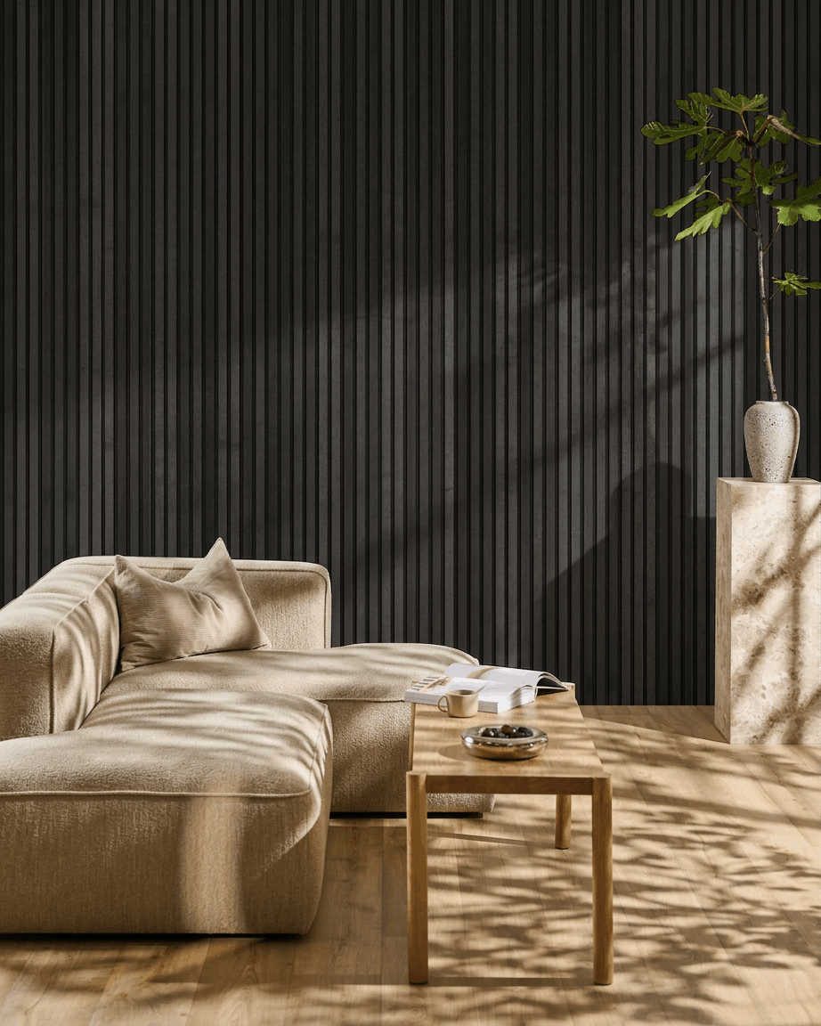 Minimalistische woonkamer met een beige bank, houten salontafel en WoodUpp Akupanel Akoestisch paneel in Black Ash als accentwand met Scandinavische uitstraling.