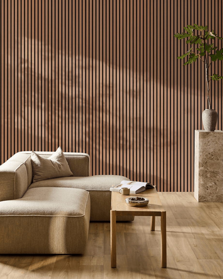 Salon minimaliste avec canapé beige, table basse en bois, plante sur piédestal en pierre et Akupanel WoodUpp Panneau acoustique finition Clay sur le mur.