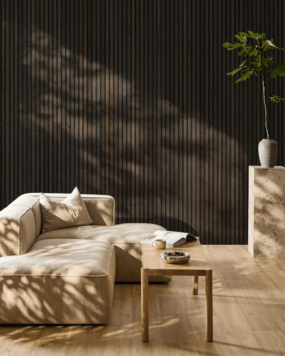 Minimalistische woonkamer met een beige bank, houten tafel en plant; met WoodUpp Akupanel Akoestisch paneel in Rustic Smoked Oak aan de muur.