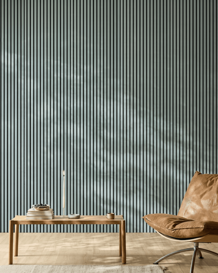 Minimalistische ruimte met een houten bank, boeken en een brown leren stoel voor een WoodUpp Akupanel Akoestisch paneel in de kleur Cloud met black vilt.
