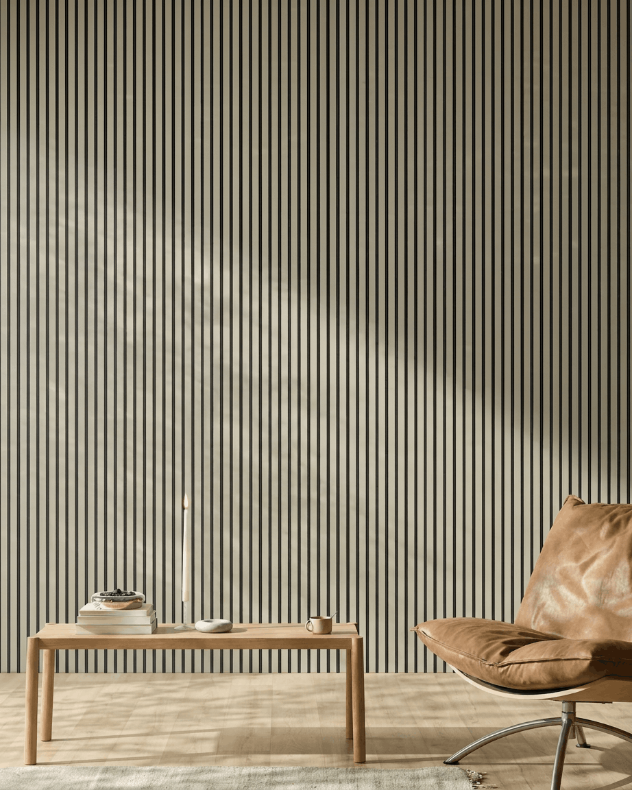 Minimalistische ruimte met een leren stoel in tan, een houten bankje, boeken, een kaars en WoodUpp Akupanel Stone/Black Felt Akoestisch paneel (240x60 cm) aan de muur.
