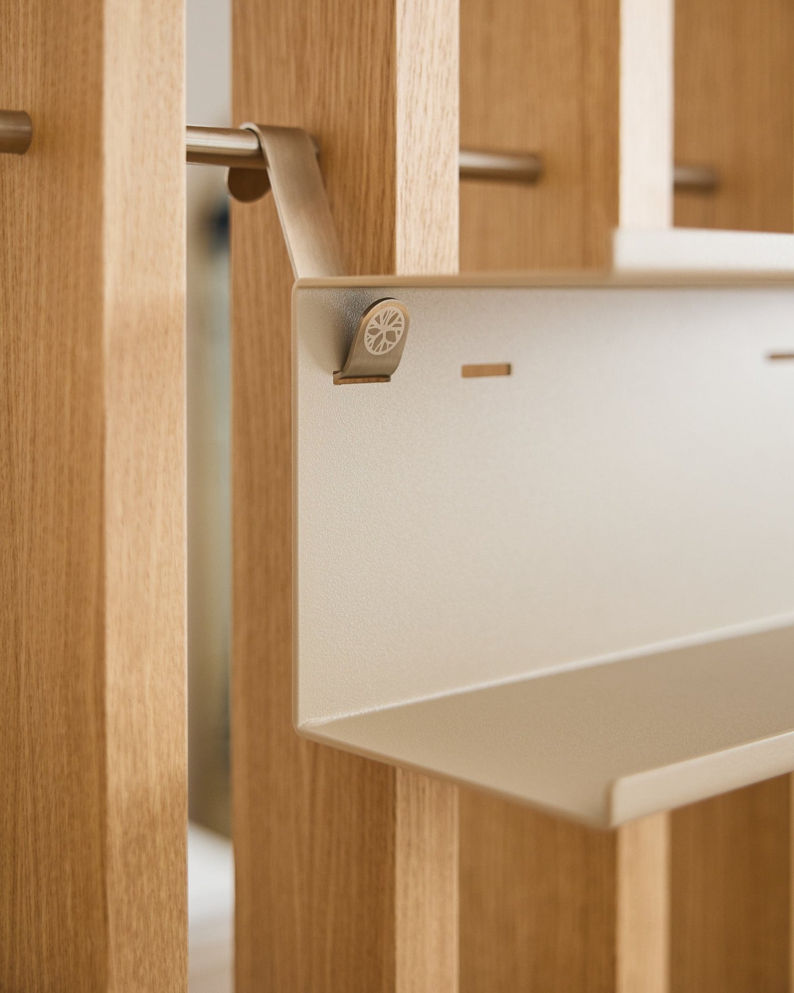 Close-up van de Nell | Double Metal Shelf / BM1 van WoodUpp, een beige steel plank van 31,7 cm met minimalistisch ontwerp, gemonteerd op een Nordic akoestisch houten lattenwandpaneel.