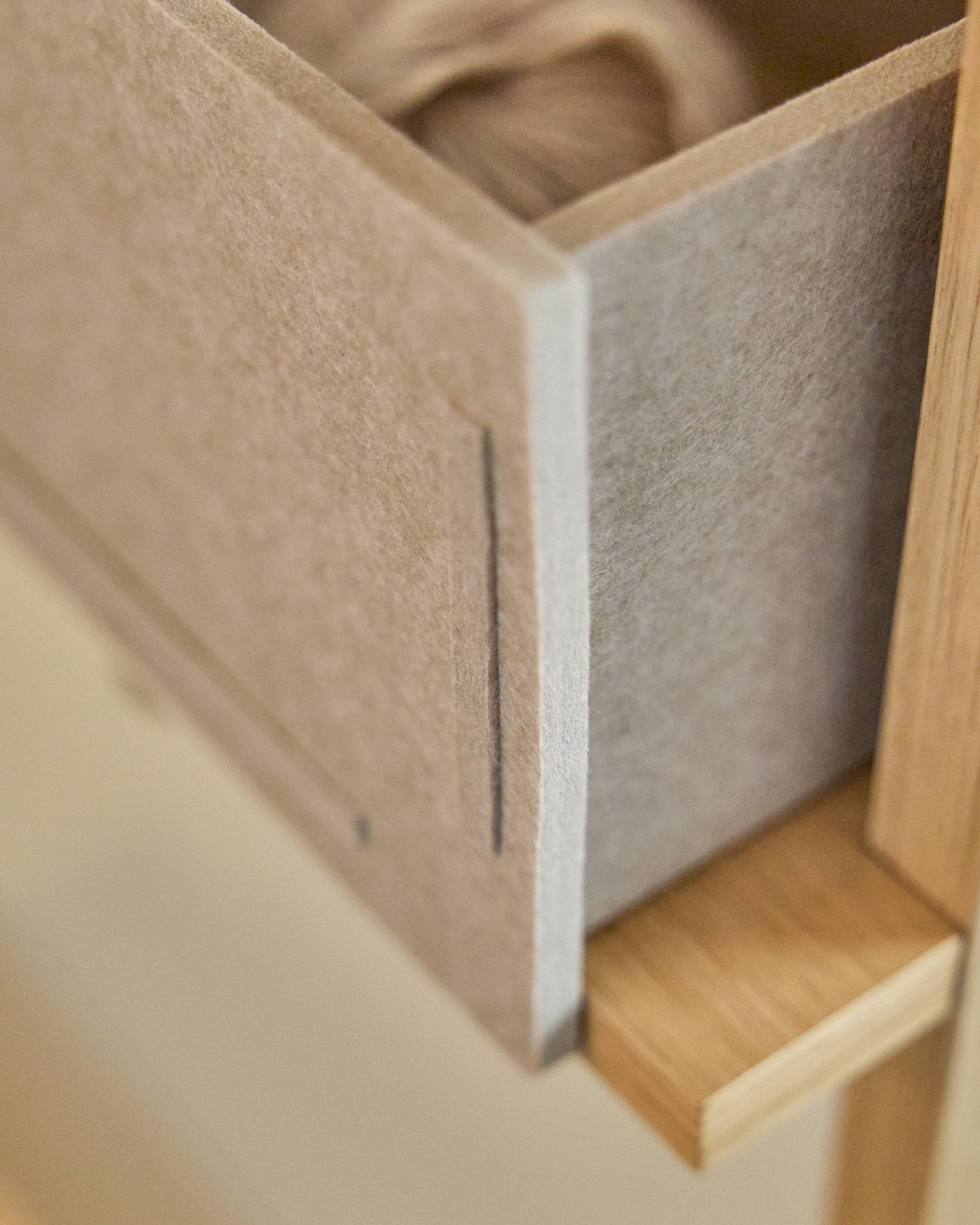 De Vigg Felt Box / BM2 in Beige van WoodUpp, een PET-vilt lade met een houten frame, ontworpen voor opbergen in neutrale tinten en compatibel met Akupanel systemen.